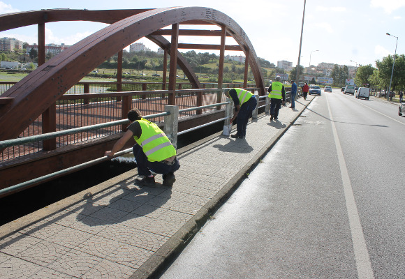 Pintura dos corrimãos da Ponte da Fraternidade