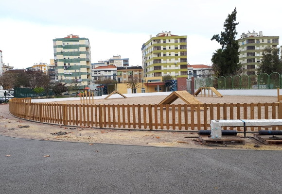 Parque Canino na Freguesia de Amora em construção