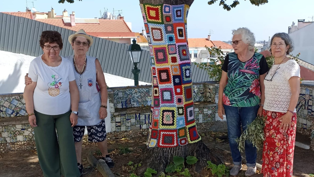 “Arte nas Mãos” veste a rigor árvores do átrio da Igreja para Festas